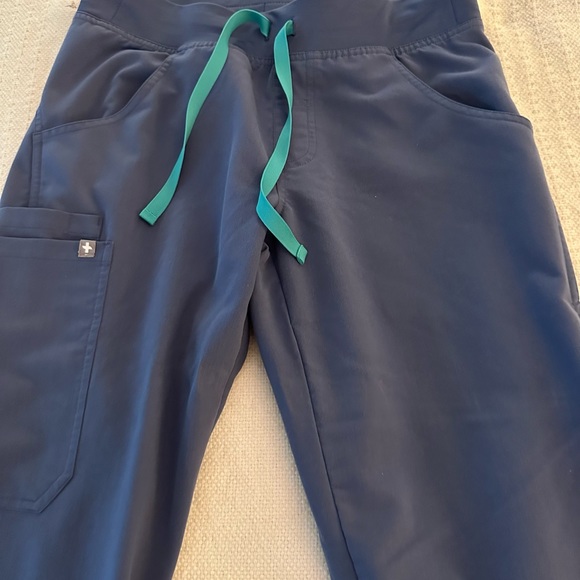Figs XS petite Kade cargo scrub pants. - Picture 2 of 3